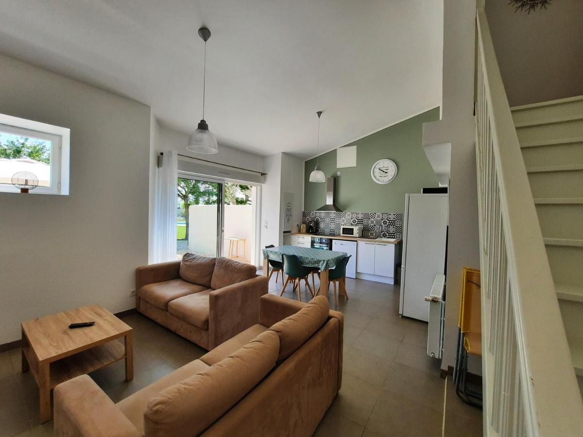 Gite 4 Personnes Avec Piscine Entre Saintes Et Royan Balanzac Exterior photo