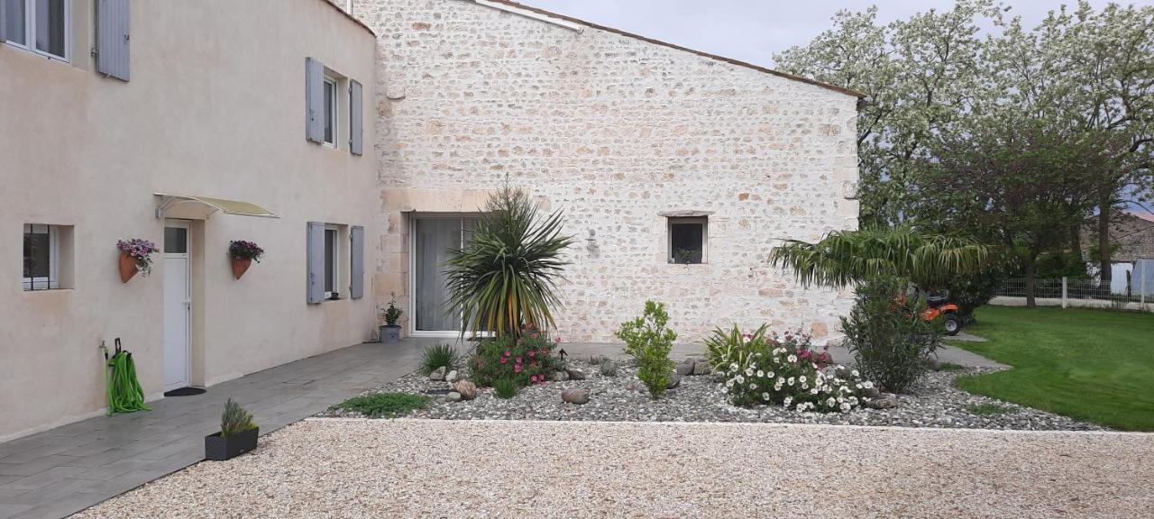 Gite 4 Personnes Avec Piscine Entre Saintes Et Royan Balanzac Exterior photo